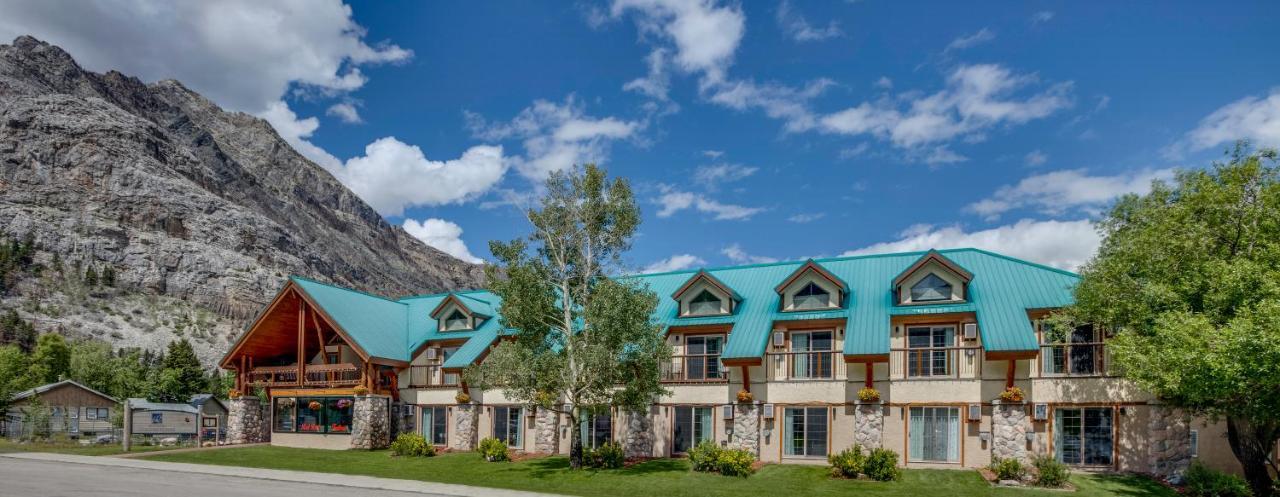 Waterton Glacier Suites Bagian luar foto