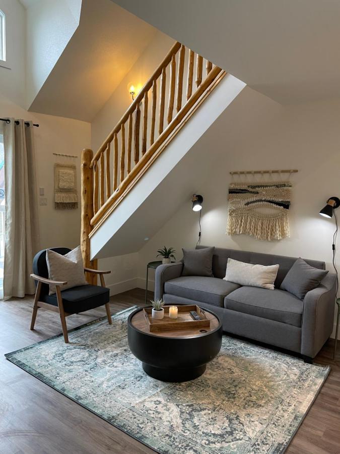 Waterton Glacier Suites Bagian luar foto