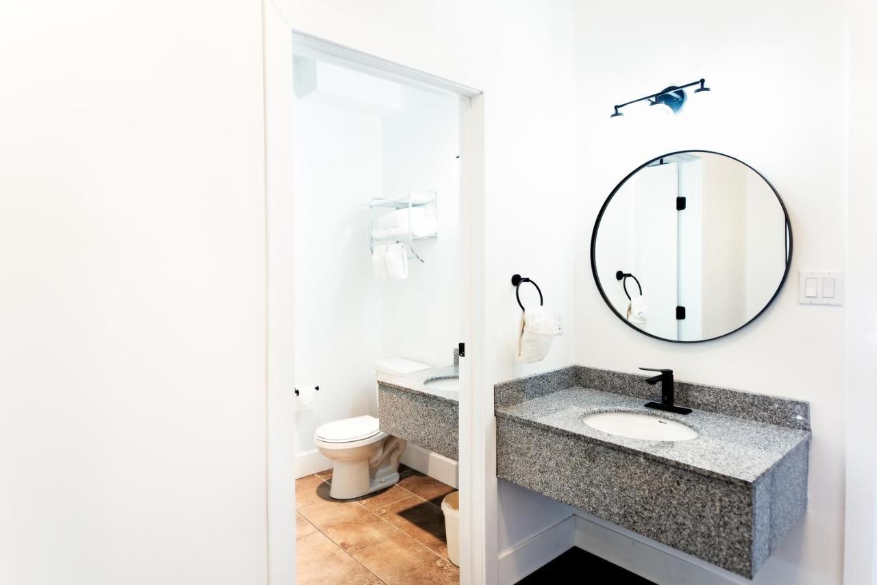 Waterton Glacier Suites Bagian luar foto
