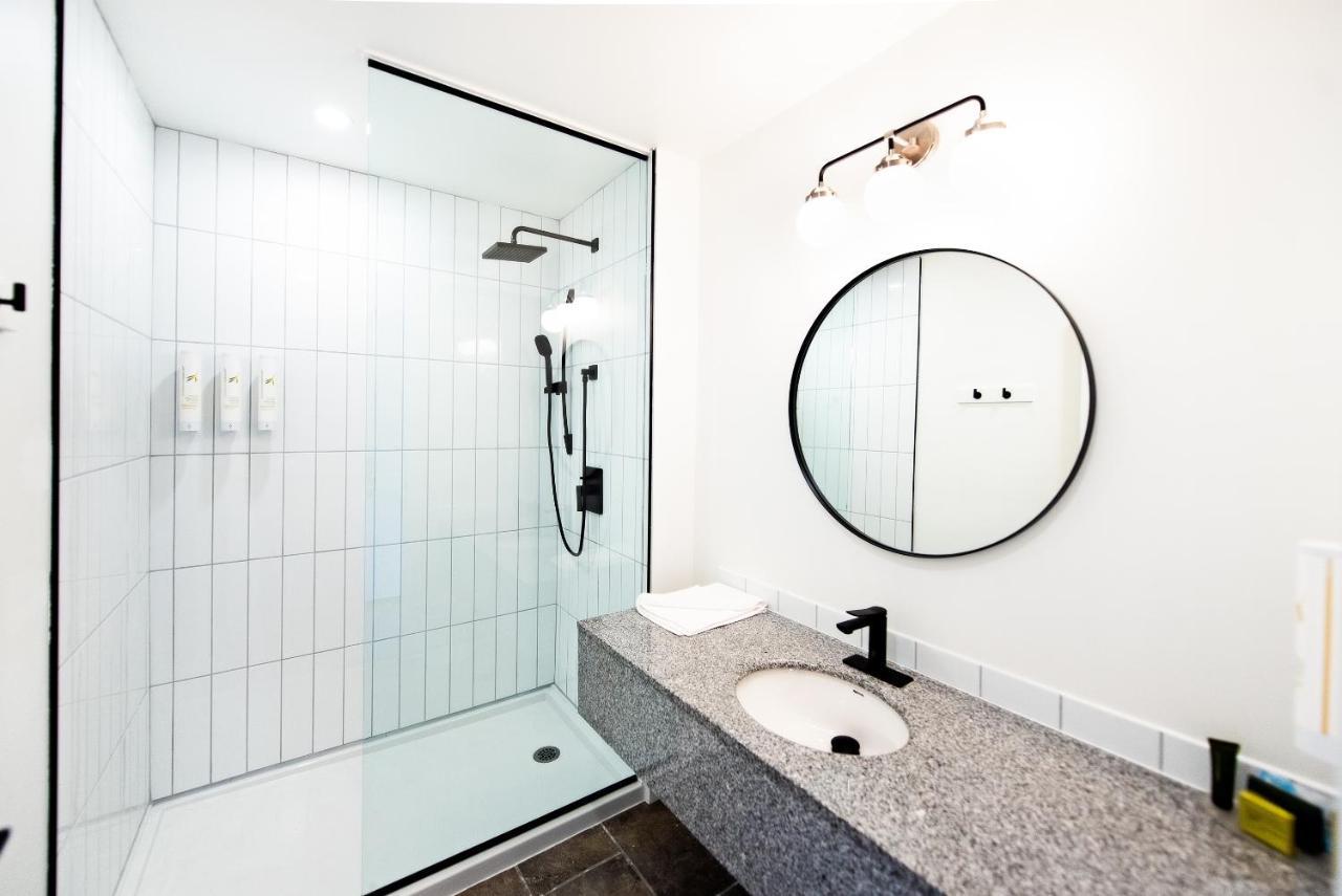 Waterton Glacier Suites Bagian luar foto