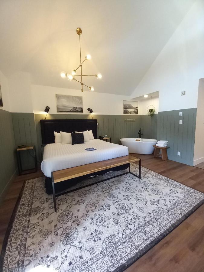 Waterton Glacier Suites Bagian luar foto