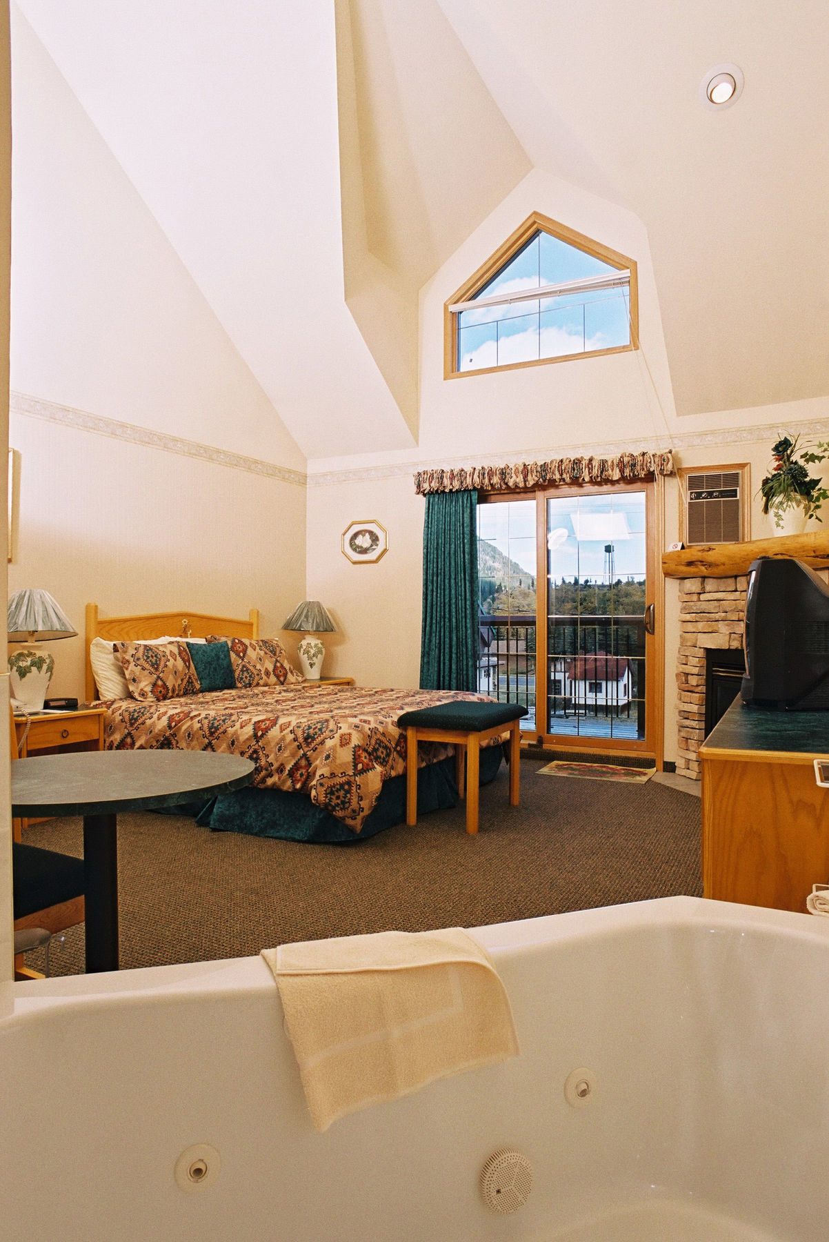 Waterton Glacier Suites Bagian luar foto