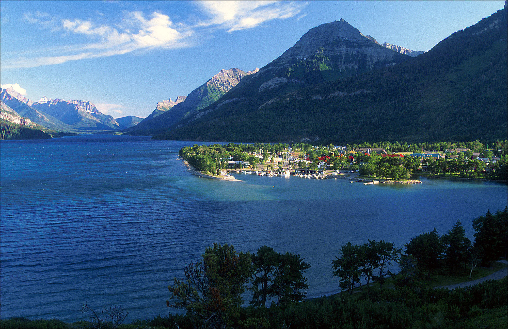 Waterton Glacier Suites Bagian luar foto