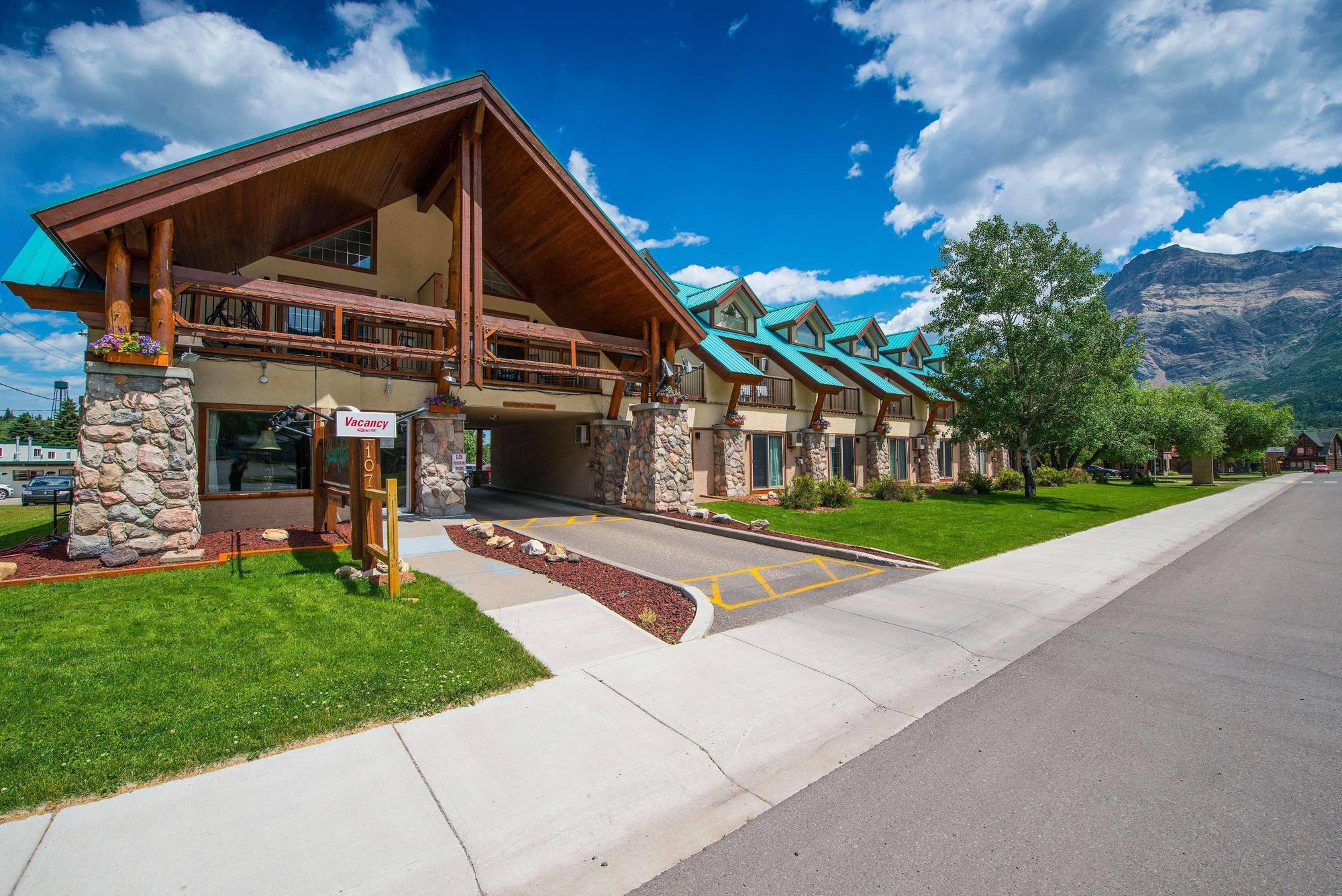 Waterton Glacier Suites Bagian luar foto