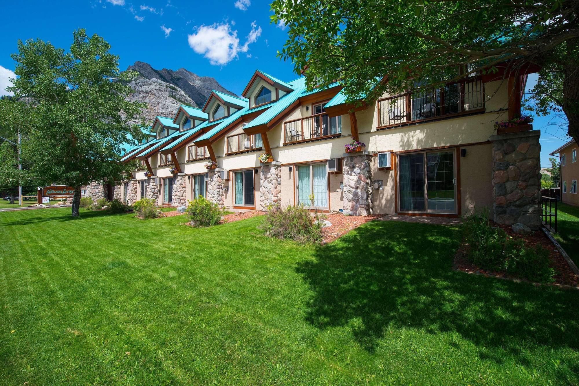 Waterton Glacier Suites Bagian luar foto