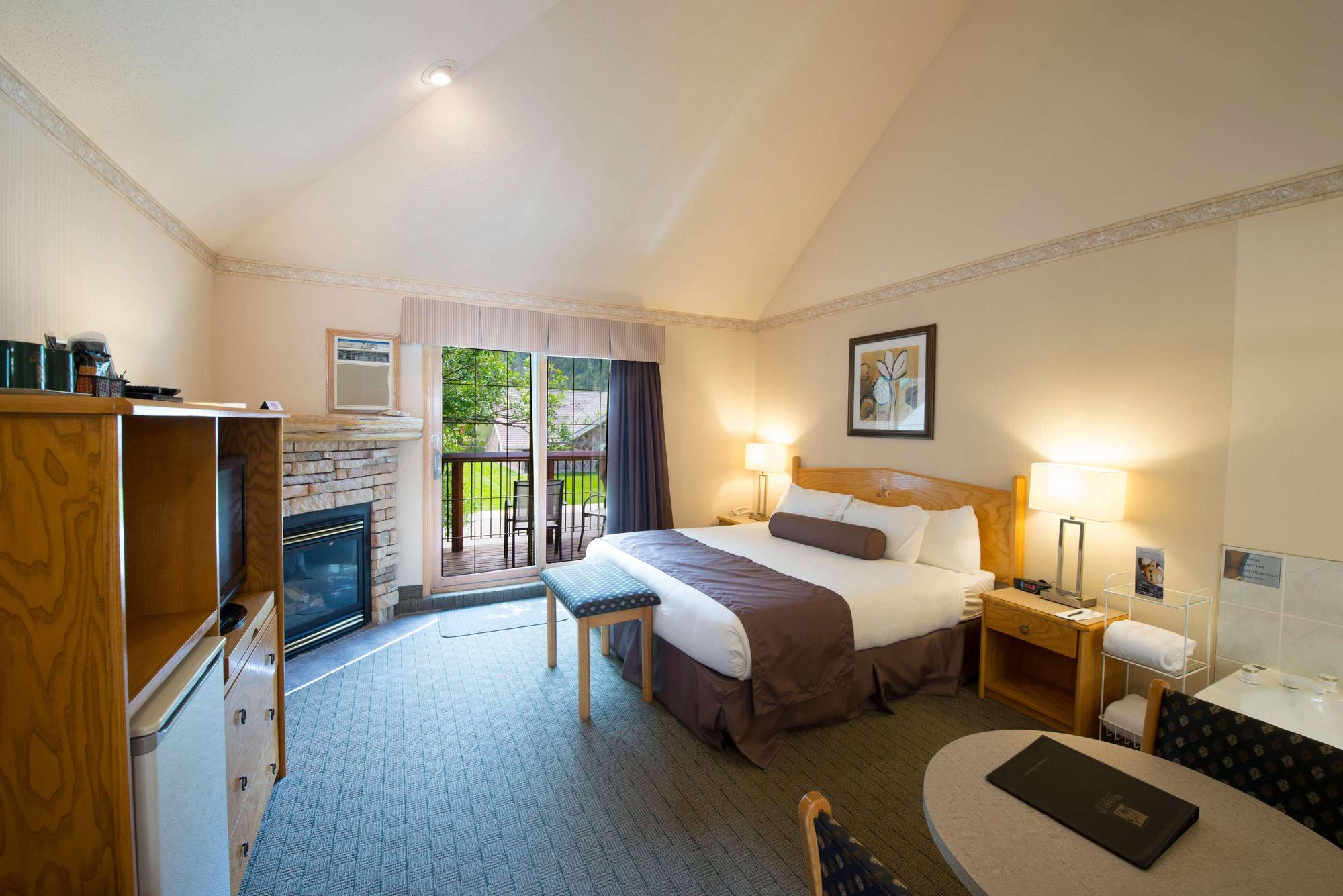 Waterton Glacier Suites Bagian luar foto
