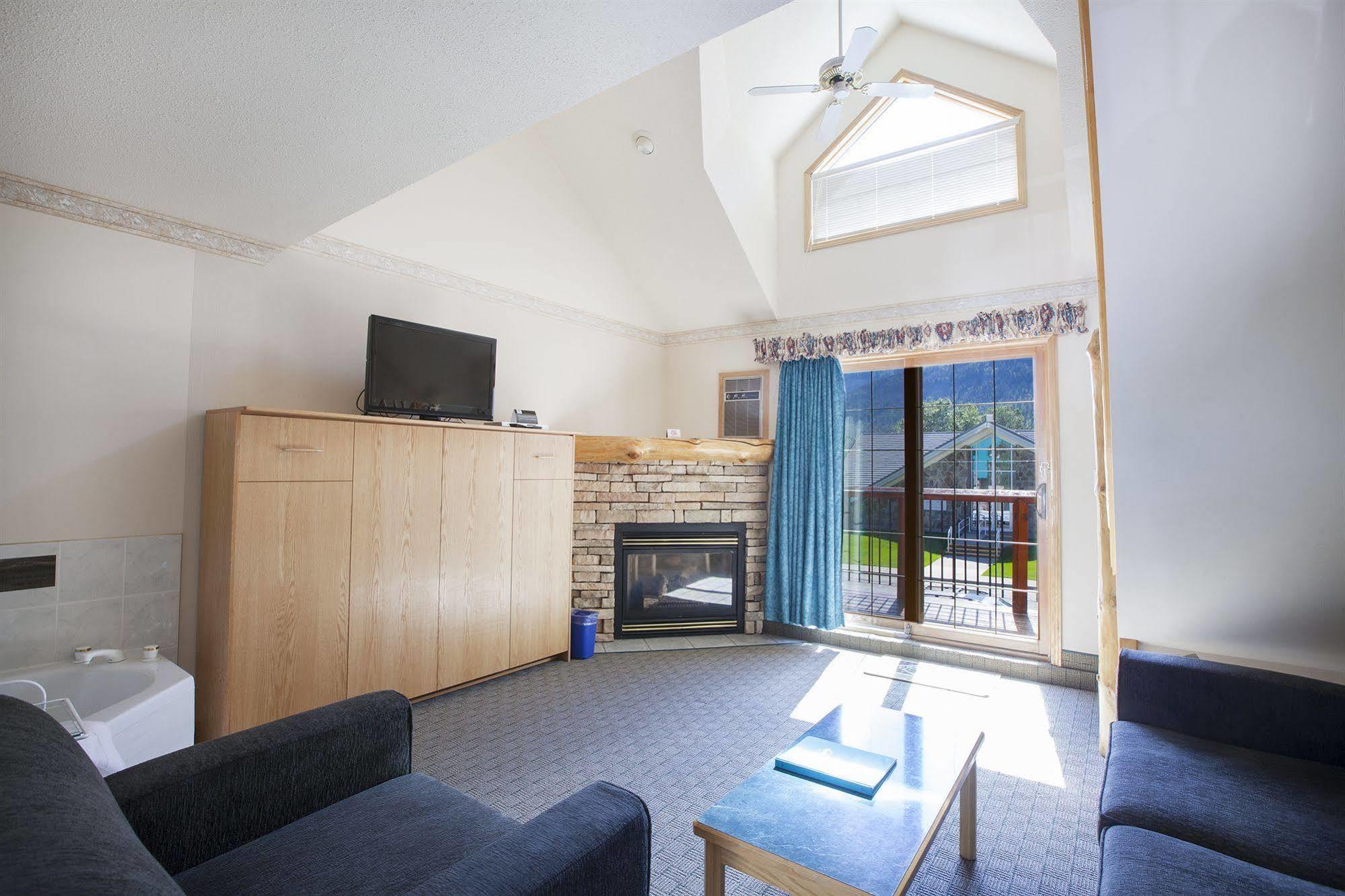 Waterton Glacier Suites Bagian luar foto