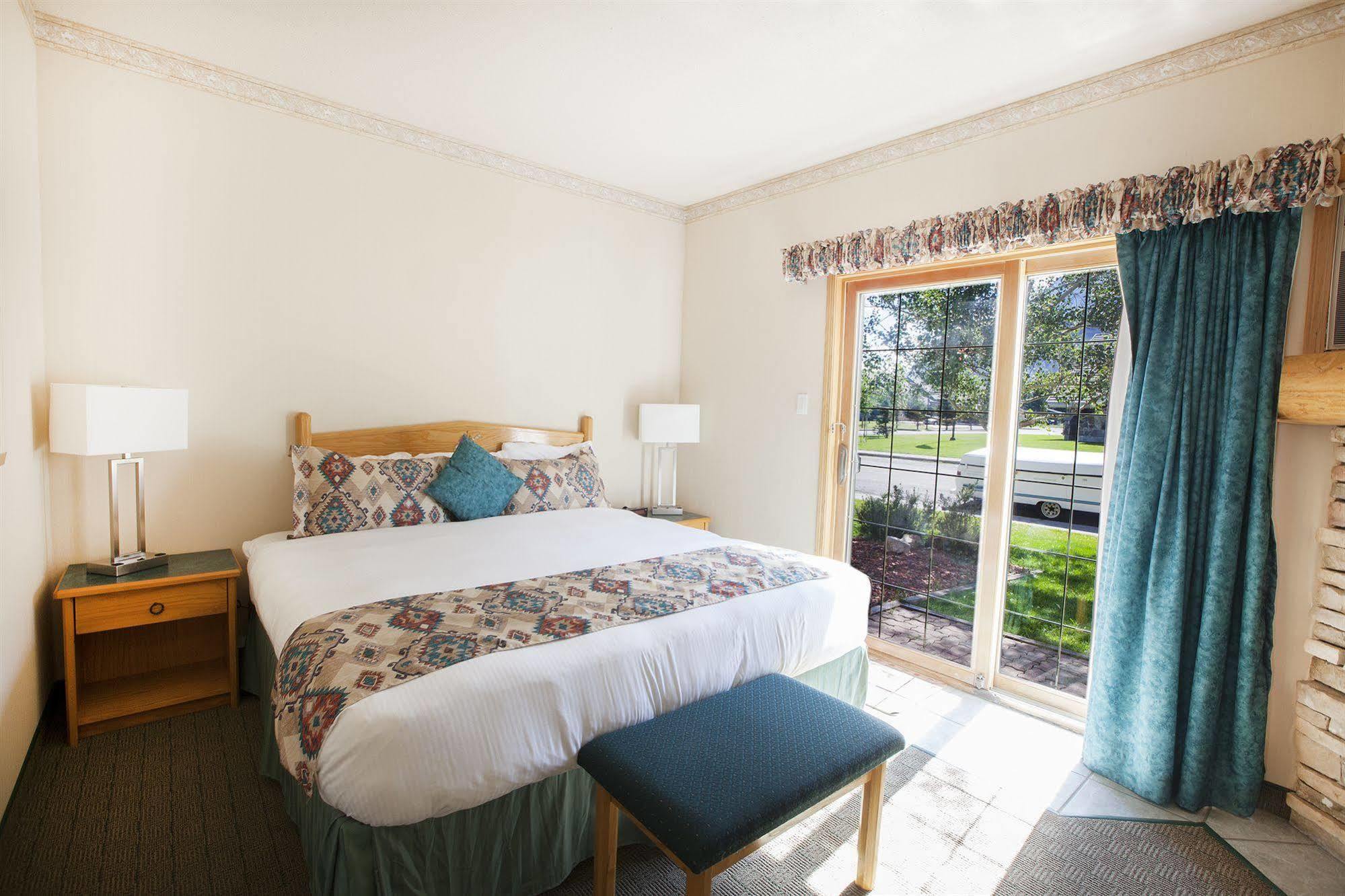 Waterton Glacier Suites Bagian luar foto