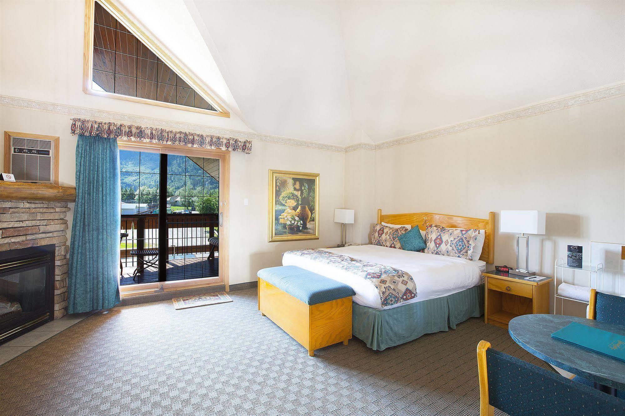 Waterton Glacier Suites Bagian luar foto